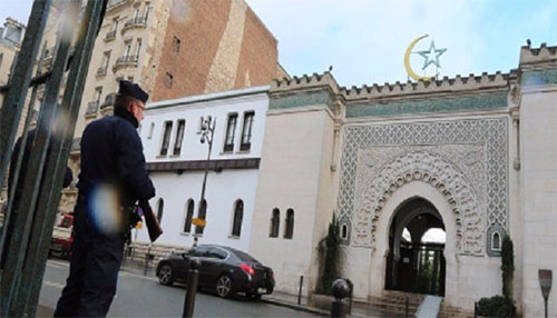 agente de seguridad vigila una mezquita en Francia